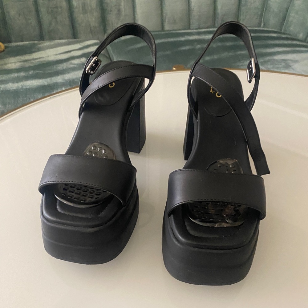 Aldo Chunky Platform strapped sandal size 8
